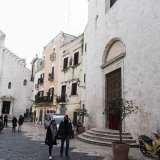 Per raggiungere San Giacomo partiamo dal Castello Svevo e ci dirigiamo in piazza dell'Odegitria. Dinanzi a noi si staglia l'inconfondibile sagoma della Cattedrale, che inevitabilmente cattura l'attenzione dei turisti e fa passare in secondo piano la nostra destinazione, situata sul lato destro dello slargo